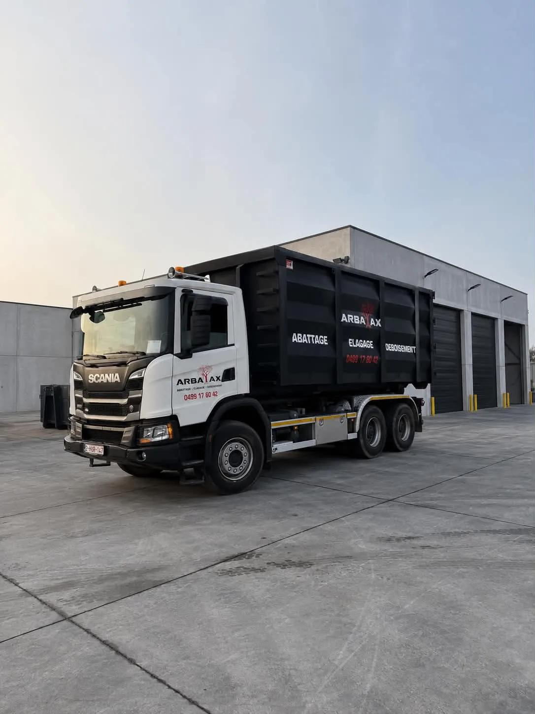 Camion Scania Arbatax avec benne devant le dépôt